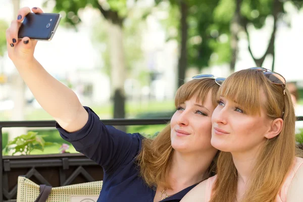Deux jumelles prenant selfie au restaurant . — Photo