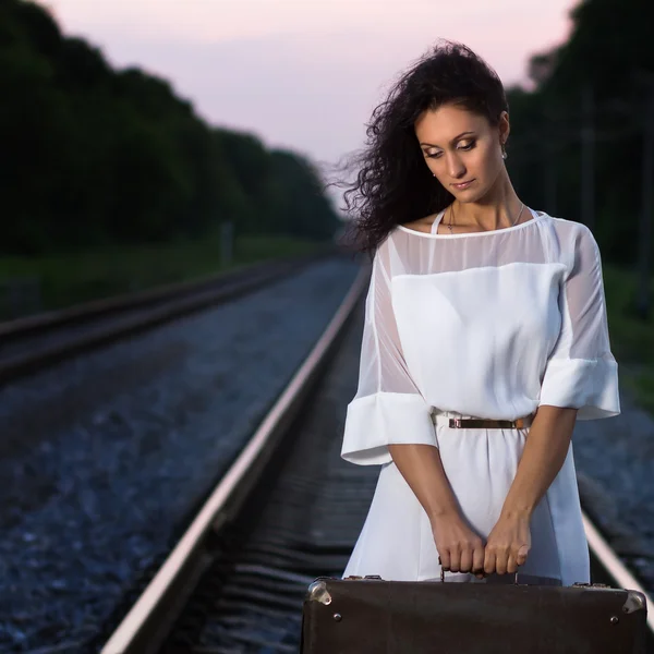 Joven hermosa mujer triste con maleta en el ferrocarril —  Fotos de Stock