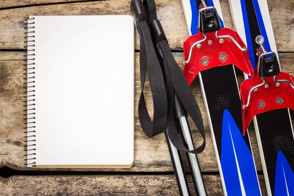 Fundo de esqui com caderno de papel vazio — Fotografia de Stock