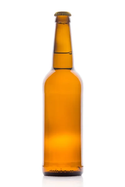 En flaska öl isolerad på vit bakgrund — Stockfoto
