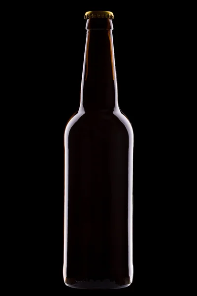 Eine Flasche Bier isoliert auf schwarzem Hintergrund — Stockfoto