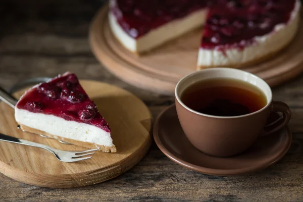 Slice of classic cheesecake with cup of tea — Stock Photo, Image