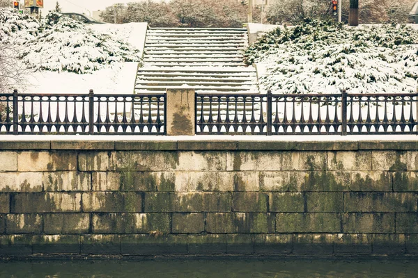 Old brick embankment with stairs in winter — Stock Photo, Image