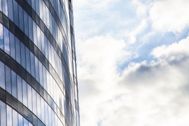 ofis karşı mavi gökyüzü