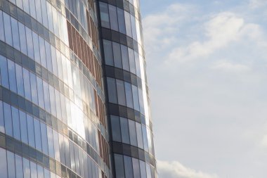 ofis karşı mavi gökyüzü