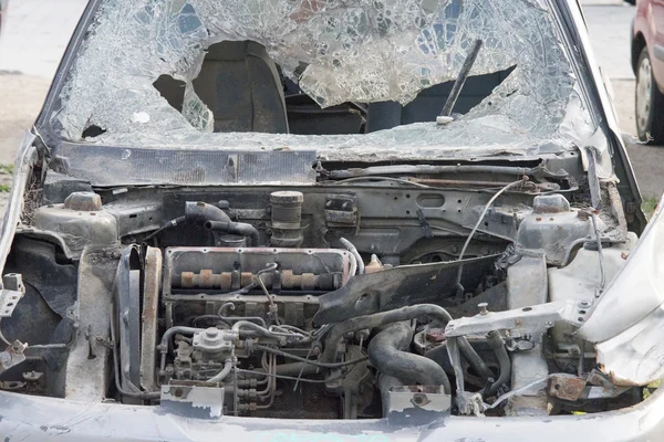 Полностью разрушенный автомобиль — стоковое фото