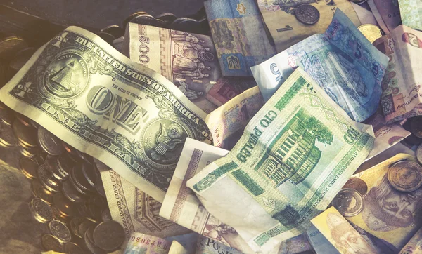 Cizí peníze koláž pozadí. Bankovky z různých zemí, vintage efekt — Stock fotografie