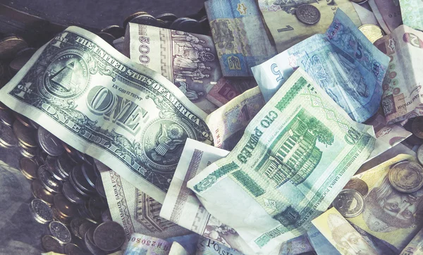 Zagranicznych pieniędzy kolaż tło. Banknoty z różnych krajów, efekt vintage — Zdjęcie stockowe