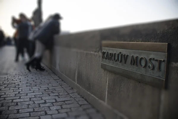 Praag, Tsjechische Republiek, 26.12.2014. "Karluv meest" naam board op een stenen borstwering van de Karelsbrug in Praag, tilt-shift effect — Stockfoto