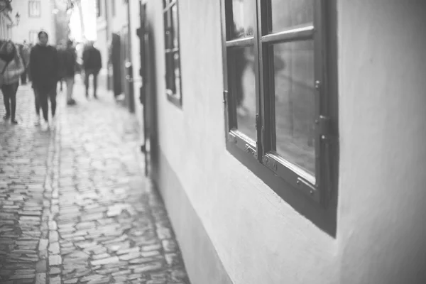 Дома вдоль золотой дорожки в Праге замок, полный туристов, сосредоточиться на окно, черно-белый — стоковое фото