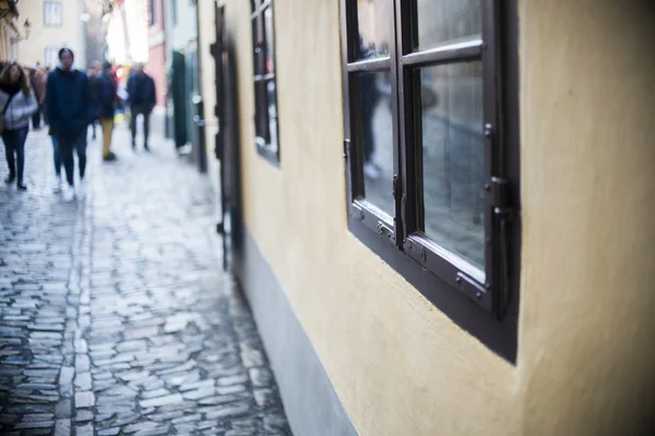 Homes along the golden lane in prague castle, full of tourist — Stock Photo, Image