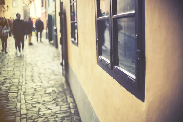Prag Kalesi, turist, tam altın şeritte boyunca evler penceresinde, vintage etkisi odaklanmak — Stok fotoğraf