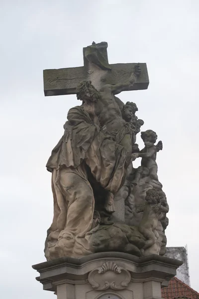 Staty på Karlsbron (Karluv most, 1357), en berömd bro som korsar floden Moldau i Prag, Tjeckien — Stockfoto