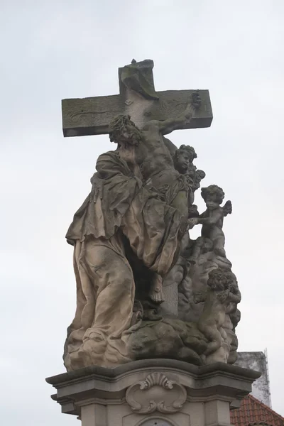 Estátua na Ponte Carlos (Karluv mais, 1357), uma famosa ponte que atravessa o rio Vltava em Praga, República Checa — Fotografia de Stock