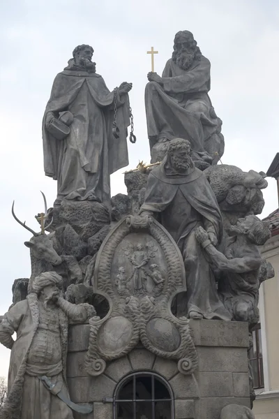 Estatua en el Puente de Carlos (Karluv most, 1357), un famoso puente que cruza el río Moldava en Praga, República Checa —  Fotos de Stock