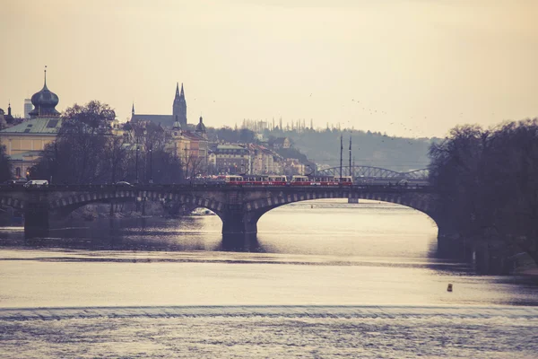 Puente sobre el río Moldava en Praga, República Checa. Efecto vintage — Foto de Stock