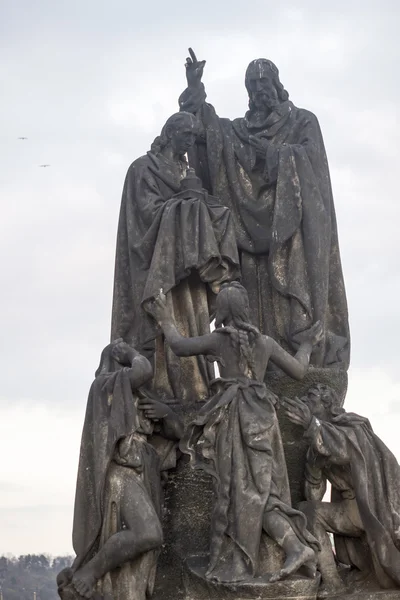 Estatua en el Puente de Carlos (Karluv most, 1357), un famoso puente que cruza el río Moldava en Praga, República Checa —  Fotos de Stock