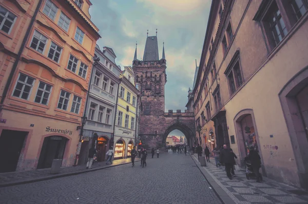 Prag, 18. März: Karlsbrücke in Prag, voller Menschen 18, 2016 in Prag - Tschechische Republik — Stockfoto