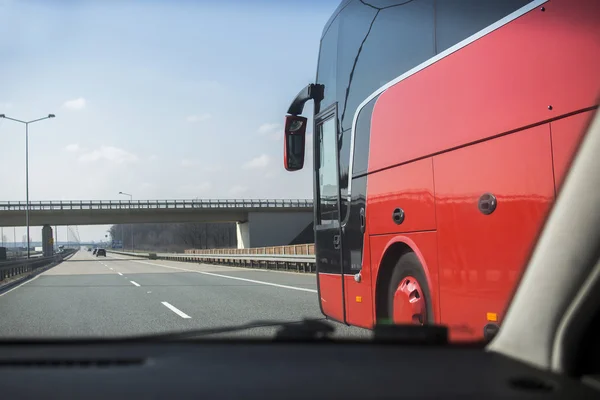 Conducir un coche en la carretera con el autobús —  Fotos de Stock