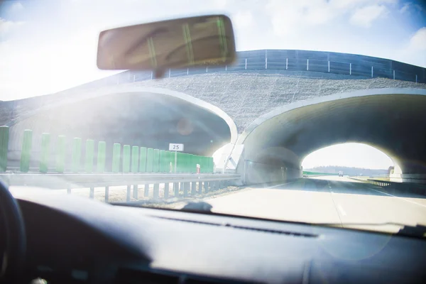 Autofahren auf Autobahn bei starker Sonneneinstrahlung — Stockfoto