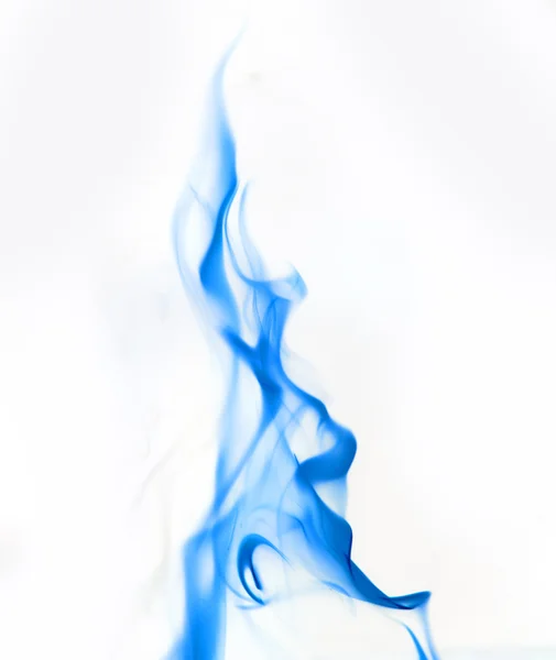 Única chama de fogo azul no fundo branco — Fotografia de Stock
