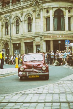 Wroclaw-Ağustos 18: 18 Ağustos 2014 Wroclaw, Polonya vintage etkisi üzerinde Motoclassic eski kırmızı araba göster.