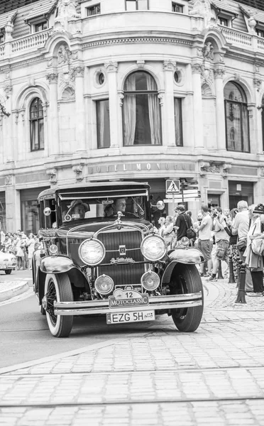 Wroclaw-augusti 18: Cadillac Lasalle på Motoclassic Visa i svart och vitt i Wroclaw, Polen den 18 augusti, 2014. — Stockfoto