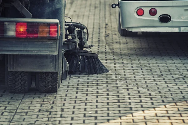 Straatveger machine schoonmaken van de straat — Stockfoto