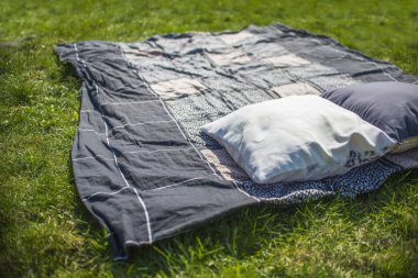  Piknik battaniyeyle yastık çim sahada