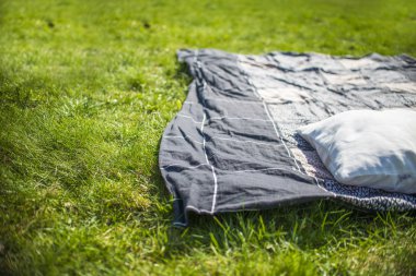  Piknik battaniyeyle yastık çim sahada