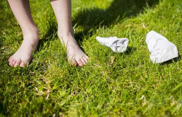 Носки на зеленой траве с человеческими ногами — стоковое фото