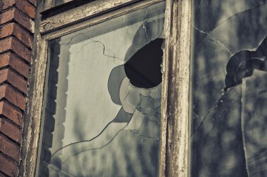 clounding gökyüzünü yansıtan kırık cam pencere