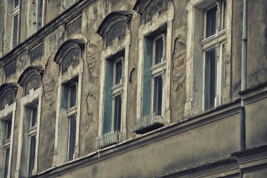 viran binanın duvarına