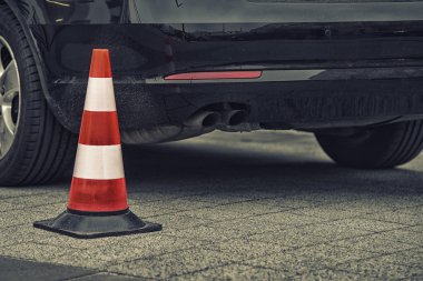 Baba araba yanında. kaldırım kavramı üzerinde park yapılmaz