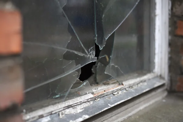 Rozbite szkło okna odzwierciedla niebo clounding — Zdjęcie stockowe