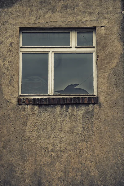 Fenêtre en verre cassé reflétant ciel clounding — Photo