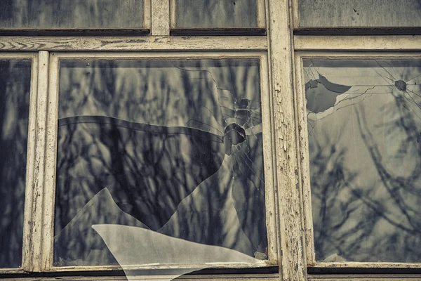 clounding gökyüzünü yansıtan kırık cam pencere