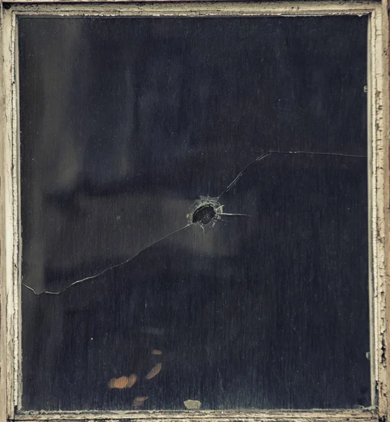 Finestra di vetro telaio rotto che riflette cielo di chiusura — Foto Stock