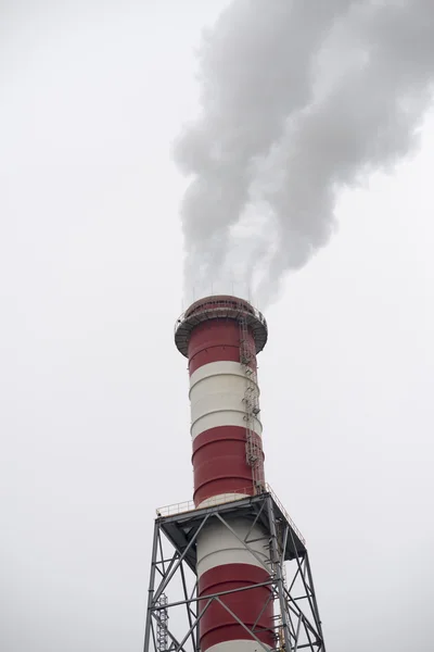 Camini con drammatiche nuvole di fumo — Foto Stock