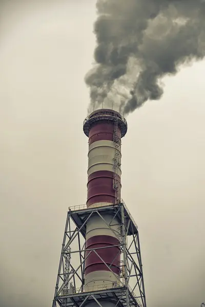 Schornsteine mit dramatischen Rauchwolken — Stockfoto