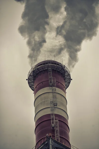 Schoorstenen met dramatische wolken van rook — Stockfoto