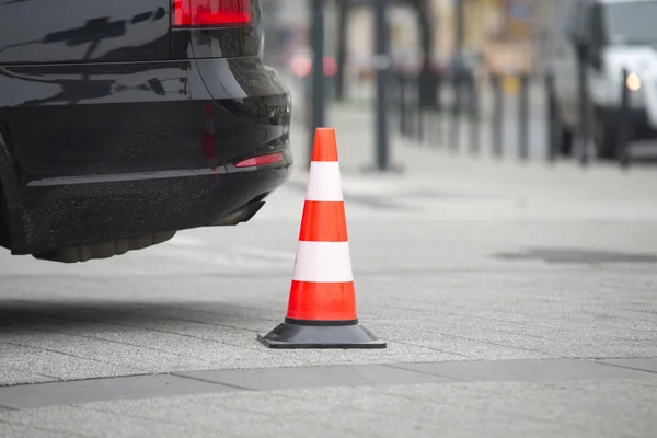 Bollard ao lado do carro. sem estacionamento no conceito de pavimento — Fotografia de Stock