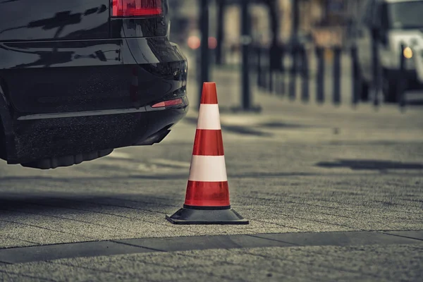 Φωτιστικά τύπου bollard δίπλα στο αυτοκίνητο. μη στάθμευση σε πεζοδρόμιο έννοια — Φωτογραφία Αρχείου