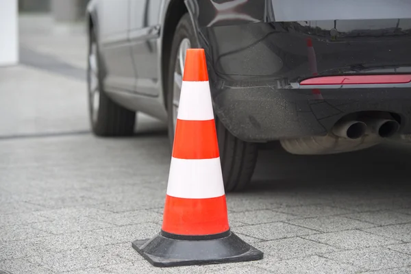 Pilona al lado del coche. no hay aparcamiento en el concepto de pavimento —  Fotos de Stock