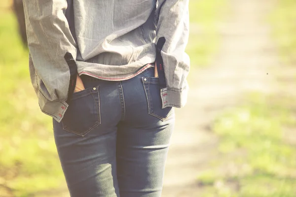 Сексуальная женщина в джинсах — стоковое фото
