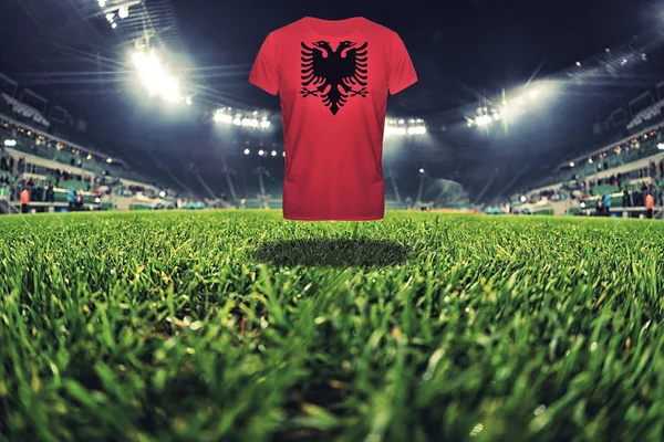 Albánia zászlaja a t-shirt a labdarúgó-stadion — Stock Fotó