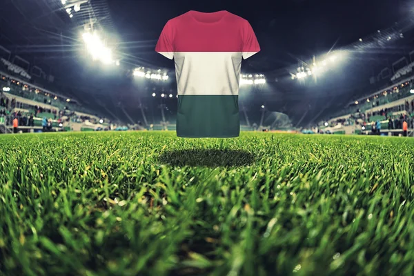 Nationale vlag van Hongarije op t-shirt op voetbalstadion — Stockfoto