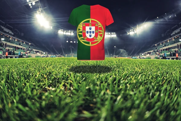 Nationale vlag van Portugal op t-shirt op voetbalstadion — Stockfoto