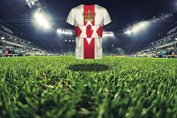 Kuzey İrlanda Ulusal bayrağını t-shirt üzerine Futbol Stadyumu — Stok fotoğraf