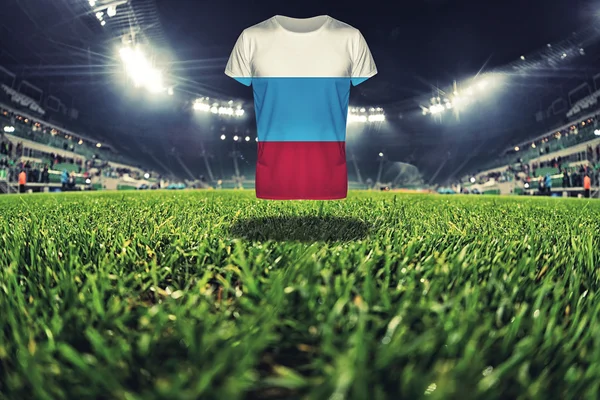 축구 경기장에 t-셔츠에 러시아 국기 — 스톡 사진